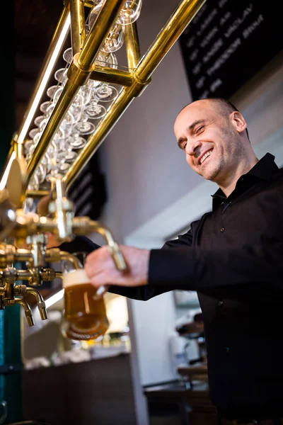 Brewer vullen bier in bierglas uit bierpomp — Stockfoto