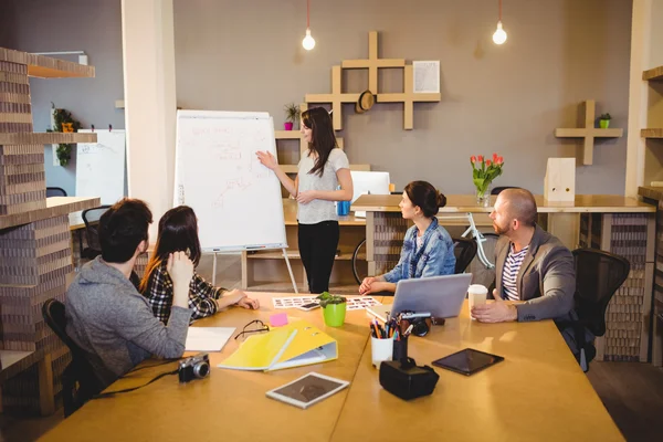 Diseñadora gráfica femenina discutiendo gráfico — Foto de Stock