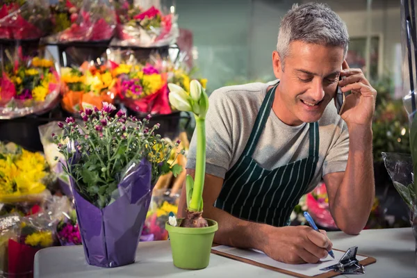 点菜的移动电话上的男性花店 — 图库照片