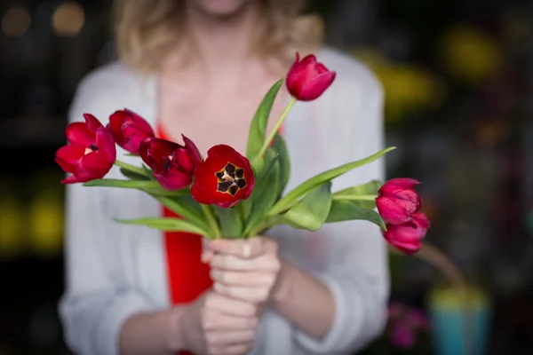 Fleuriste femelle tenant un bouquet de fleurs — Photo