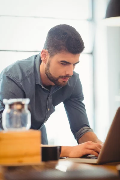 Graphic designer working on laptop — Stock Photo, Image