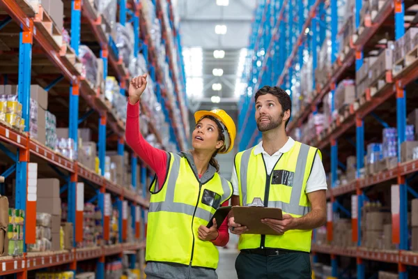 Los trabajadores están buscando estantes — Foto de Stock