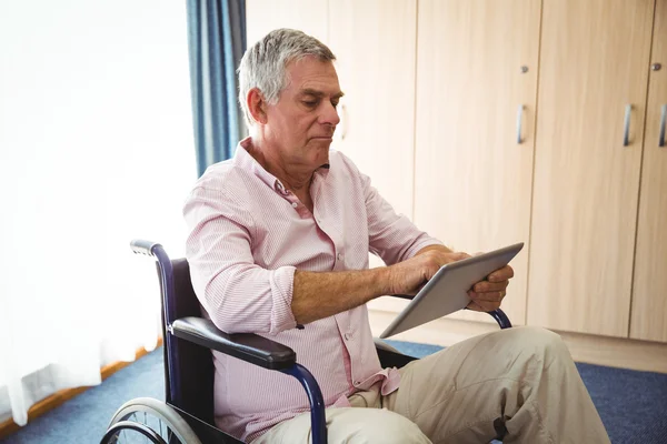 Senior usando una tableta en silla de ruedas — Foto de Stock