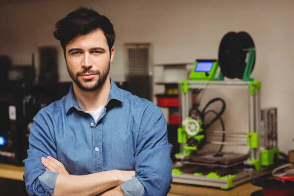 Diseñador gráfico con brazos cruzados en la oficina — Foto de Stock