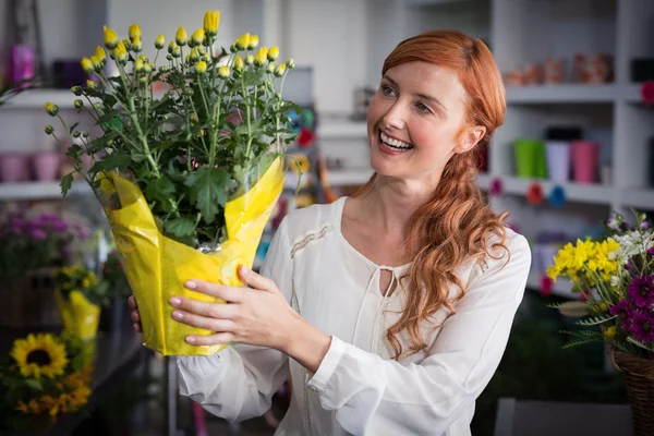 Blumenhändlerin mit Blumenstrauß — Stockfoto