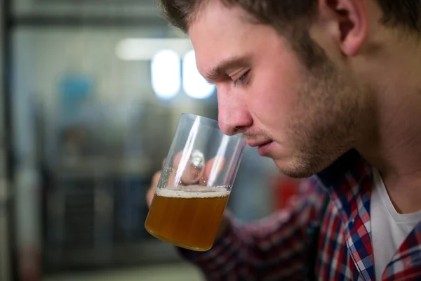 Cerveza que huele a cerveza —  Fotos de Stock