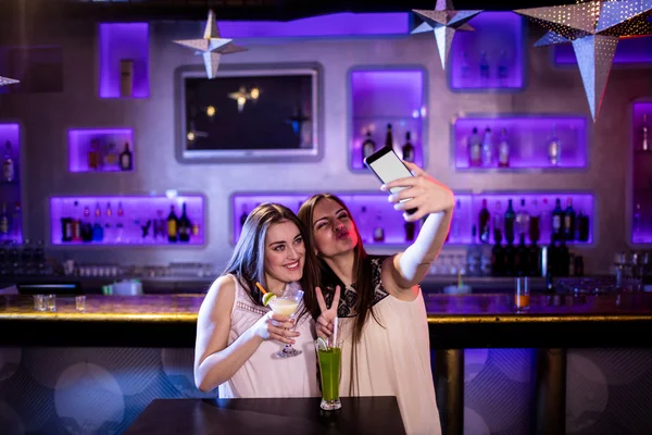 Mujeres tomando selfie desde el teléfono móvil —  Fotos de Stock
