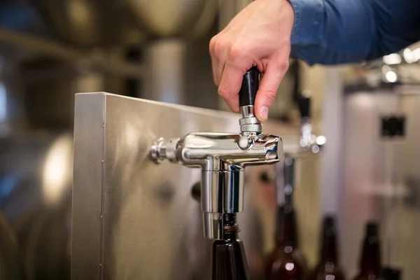 Cerveza de llenado de cerveza en botella — Foto de Stock