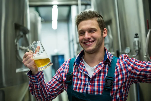 Holding egy pohár, korsó sör a sörgyár — Stock Fotó
