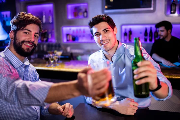 Hombres mostrando vaso de cerveza y botella de cerveza —  Fotos de Stock