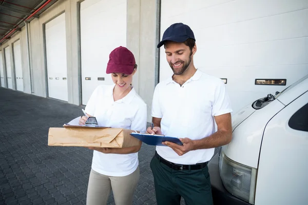 Consegna persone si guardano l'un l'altro — Foto Stock