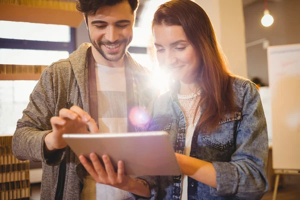 Diseñador gráfico con su compañero de trabajo utilizando tableta digital — Foto de Stock