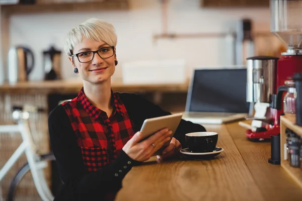 Młoda kobieta za pomocą cyfrowego tabletu w kafeterii office — Zdjęcie stockowe