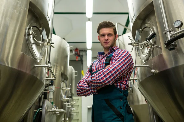 Brouwer met armen gekruist bij brouwerij — Stockfoto