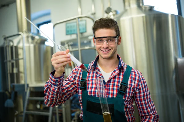 Brewer testing beer — Stock Photo, Image