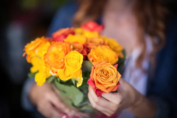 Florista feminino segurando monte de flores — Fotografia de Stock