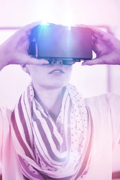 Lehrer mit Virtual-Reality-Headset — Stockfoto