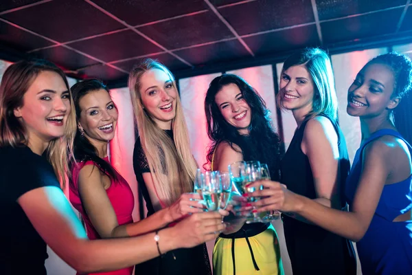 Vrienden roosteren glas champagne — Stockfoto