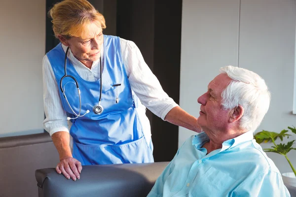 Verplegen verzorgen van een senior man — Stockfoto