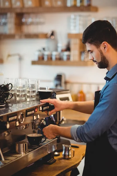 Man met koffie uit een espressomachine — Stockfoto