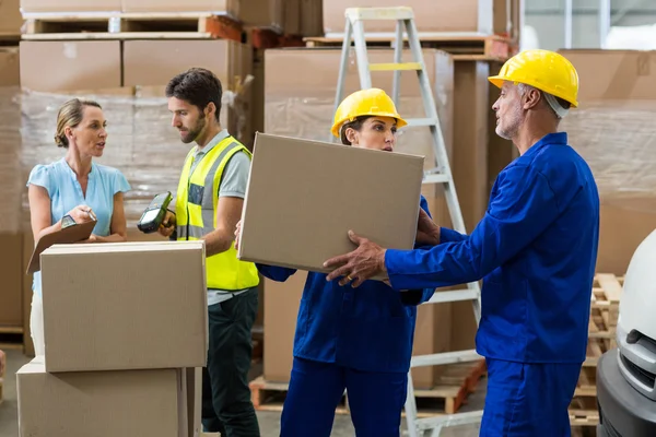 Compañeros de trabajo mirándose — Foto de Stock