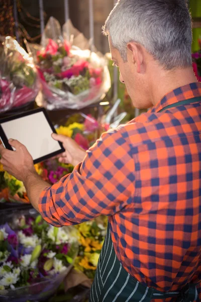 男性的花店拍照的鲜花花束的 — 图库照片