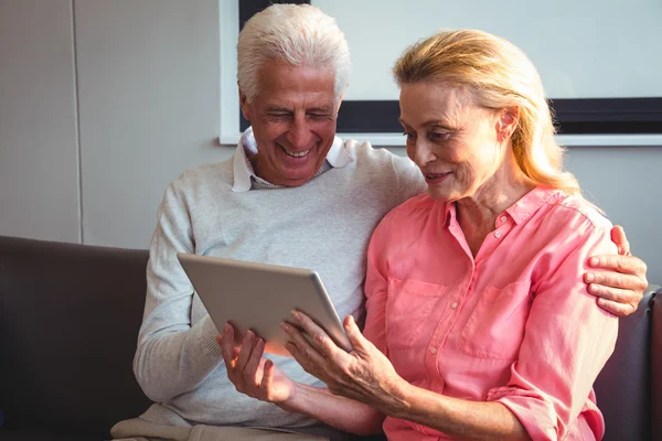 Idősebb pár segítségével a digitális tabletta — Stock Fotó
