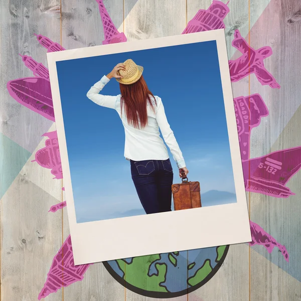 Hipster kvinna anläggning resväska — Stockfoto