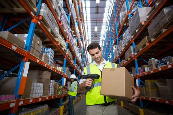 Worker scanning a box — Stock Photo, Image