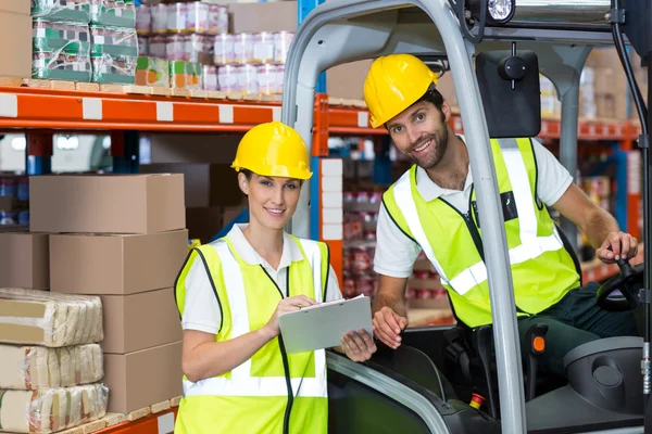 Ritratto di lavoratori sorridono e posano durante il lavoro — Foto Stock