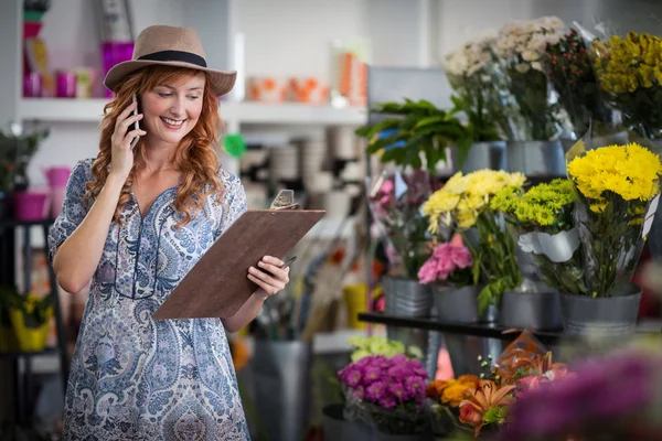 Cep telefonunda emir alan kadın çiçekçi — Stok fotoğraf