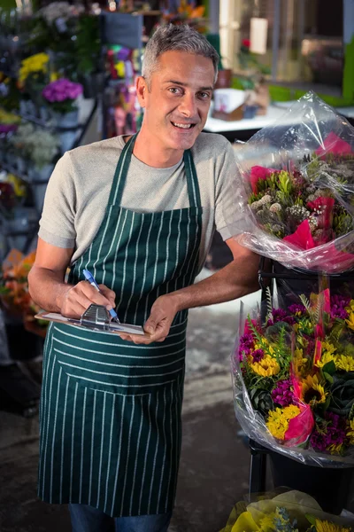 Írni a vágólapra férfi virágüzlet — Stock Fotó