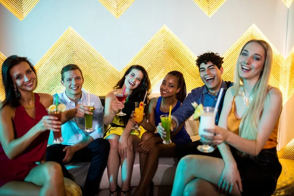 Vrienden met een glas van cocktails — Stockfoto