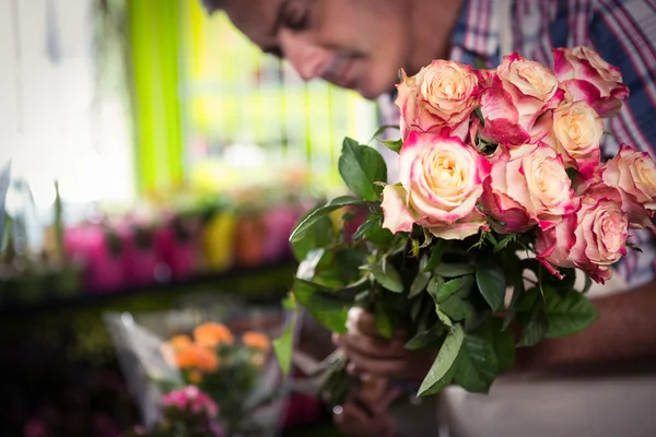 Florista masculino preparando buquê de flor — Fotografia de Stock