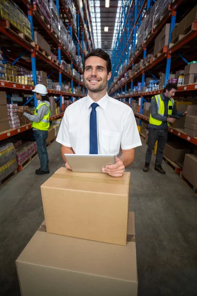 Empresário segurando um tablet digital — Fotografia de Stock