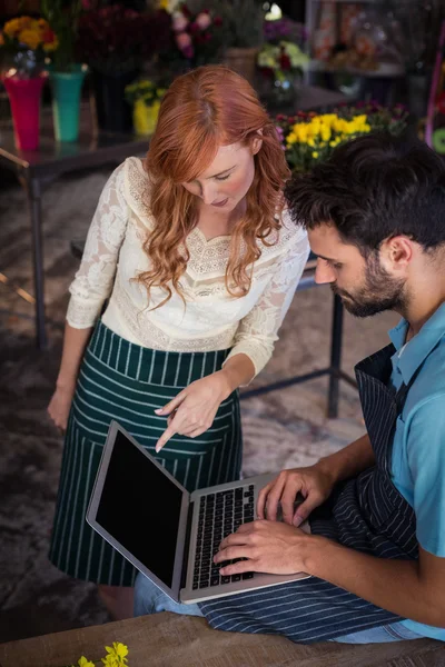 Par som använder laptop tillsammans — Stockfoto