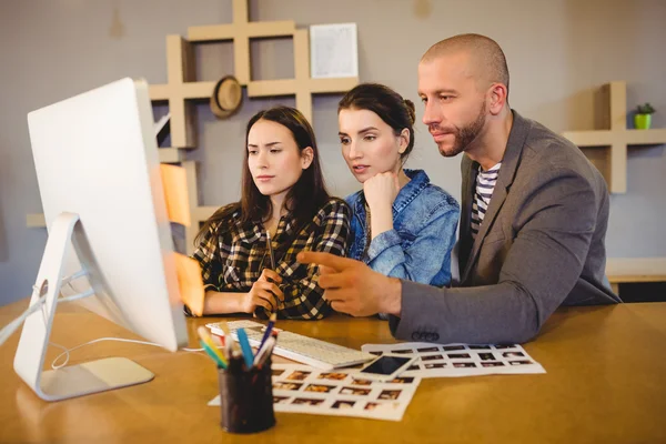 Team of graphic designer working on computer — Stock Photo, Image