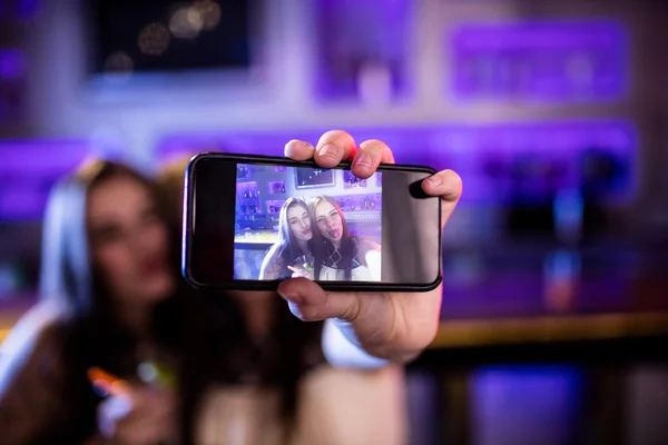 Femmes parlant selfie à partir du téléphone mobile — Photo