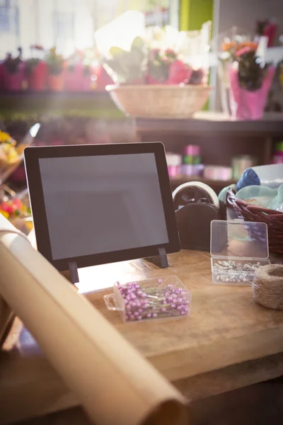 Digital tablet e florista suprimentos na mesa de madeira — Fotografia de Stock