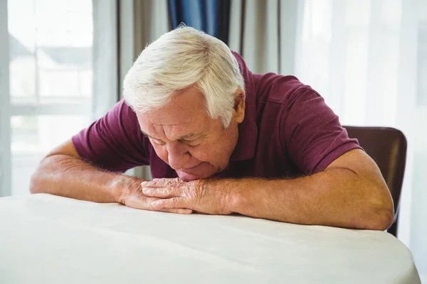 Yaşlı bir adam masada yatıyor — Stok fotoğraf