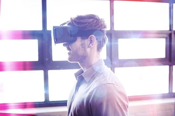 Empresario que usa dispositivo de realidad virtual — Foto de Stock