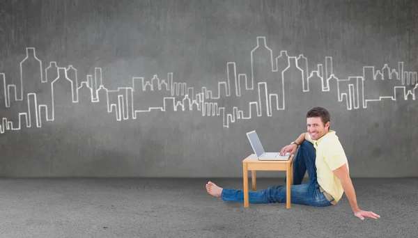 Sorrindo homem usando laptop — Fotografia de Stock