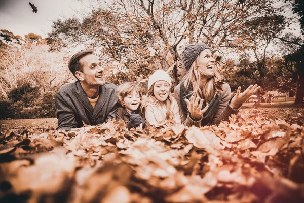 Młoda Rodzina, rzucanie liści wokół — Zdjęcie stockowe