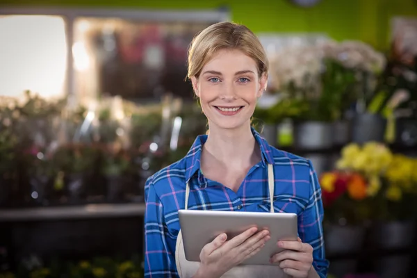 Kadın çiçekçi holding dijital tablet — Stok fotoğraf