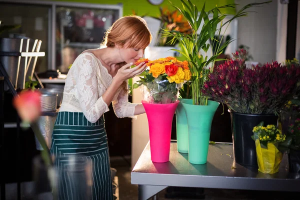 장미 꽃 냄새 여성 꽃집의 초상화 — 스톡 사진
