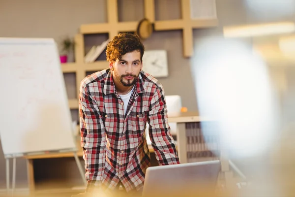 Retrato del diseñador gráfico que trabaja en el ordenador — Foto de Stock