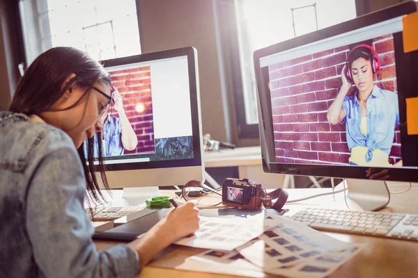 Perempuan desainer grafis bekerja di kantor — Stok Foto