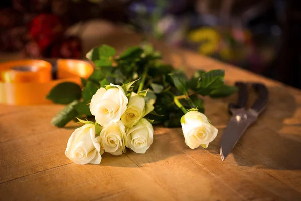 Mazzo di rose con cesoie e nastro di poli — Foto Stock