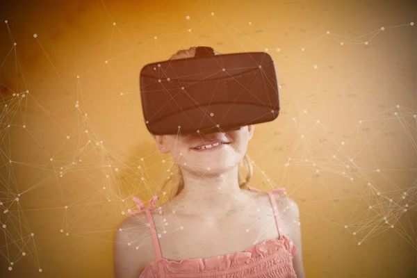 Menina usando dispositivo de realidade virtual — Fotografia de Stock
