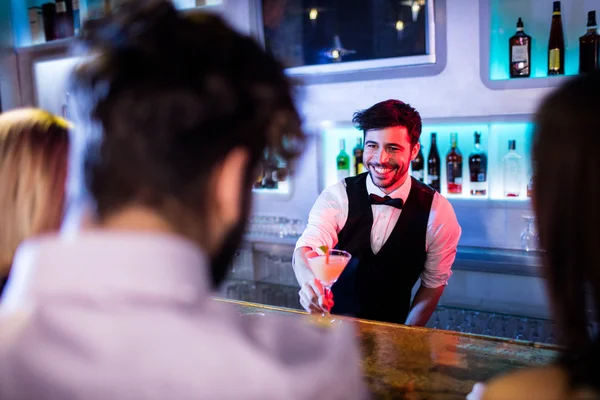 Waiter serving cocktail — Stock Photo, Image